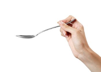 6 Cara Mudah Hilangkan Mata Panda dengan Menggunakan Sendok