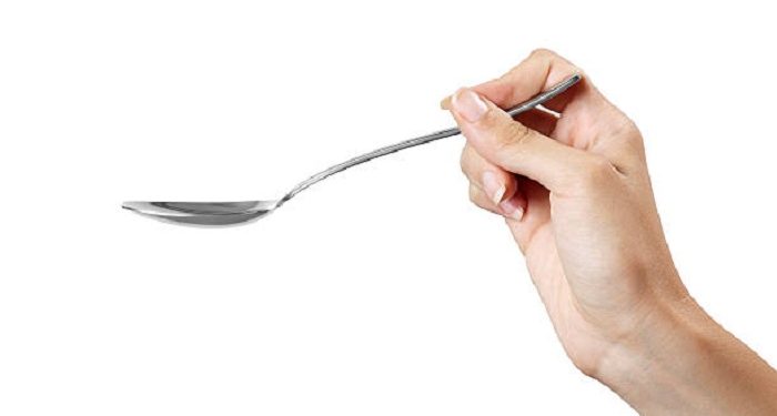 6 Cara Mudah Hilangkan Mata Panda dengan Menggunakan Sendok