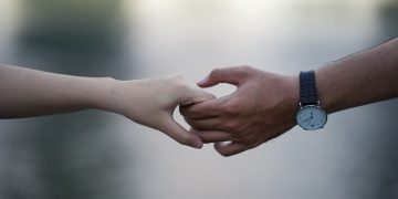 10 Cara Suami Mengungkapkan Cinta