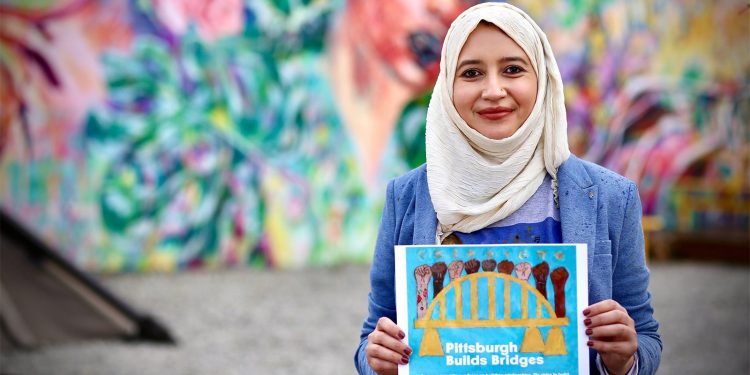 Lukisan Karya Seniman Muslim 'Pittsburgh Builds Bridges' Menjadi Mural