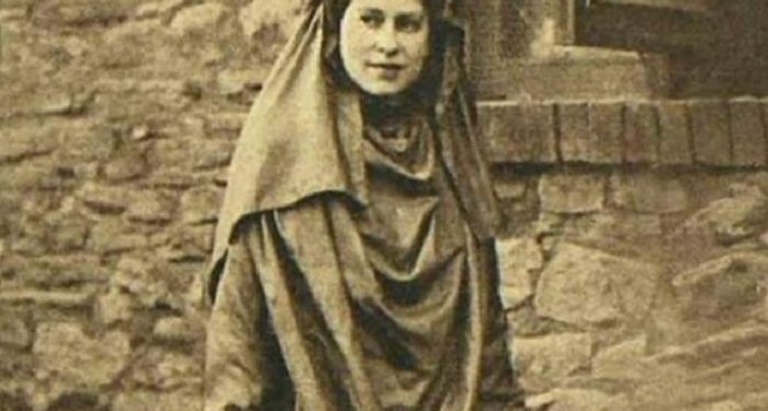 Cantiknya Ratu Elizabeth II Kenakan Hijab pada Tahun 1946