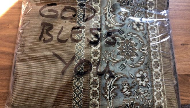 Hoosiers Sumbangkan Sajadah untuk Pengungsi Afghanistan