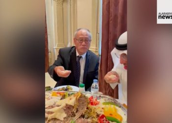 Dubes Jepang untuk Saudi Viral karena Makan Hidangan dengan Cara Tradisional