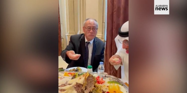 Dubes Jepang untuk Saudi Viral karena Makan Hidangan dengan Cara Tradisional