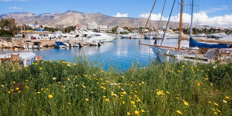 Antara Gunung dan Laut, Di Luar Jalur Wisata Yunani
