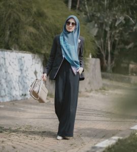 4 Inspirasi Outfit Hijab Menutup Dada ala Allysa Soebandono