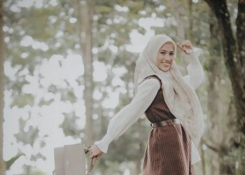 4 Inspirasi Outfit Hijab Menutup Dada ala Allysa Soebandono