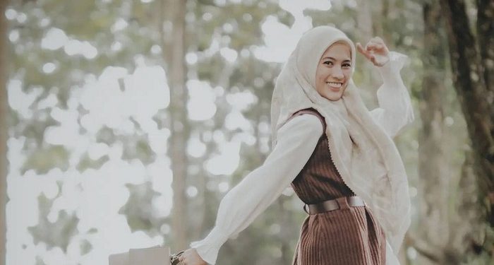 4 Inspirasi Outfit Hijab Menutup Dada ala Allysa Soebandono