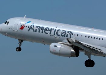 American Airlines Batalkan Ratusan Penerbangan karena Kekurangan Staf
