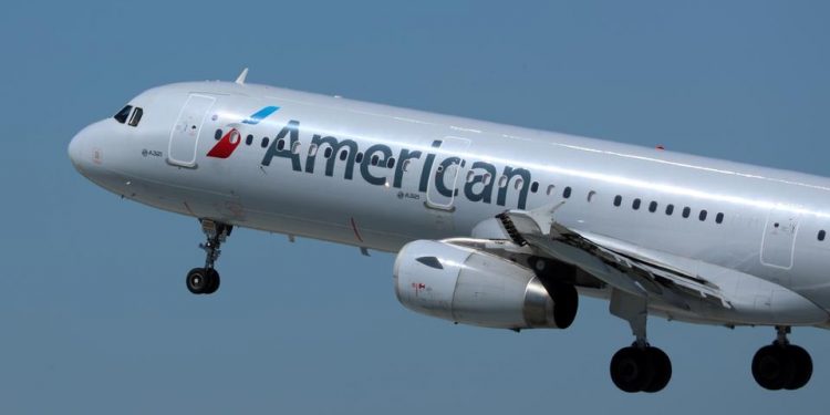 American Airlines Batalkan Ratusan Penerbangan karena Kekurangan Staf