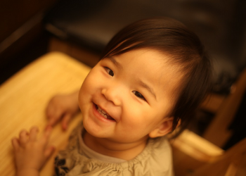 Saat Bayi Tersenyum dan Tertawa Pada Orang Sekitarnya