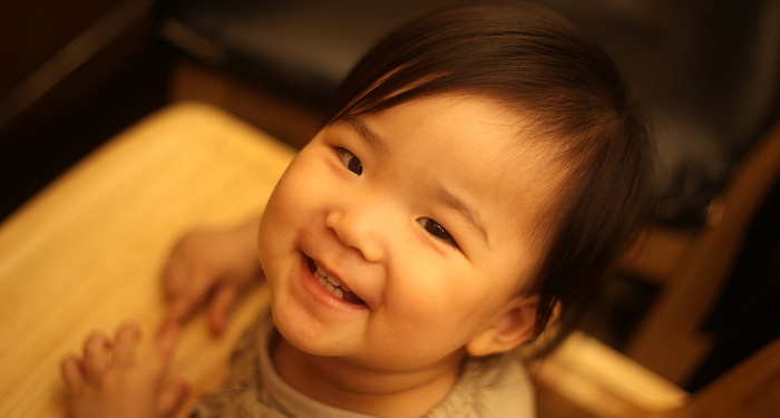 Saat Bayi Tersenyum dan Tertawa Pada Orang Sekitarnya