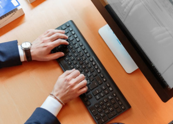 Jaga Kesehatan Mata dengan Mewaspadai Computer Vision Syndrome