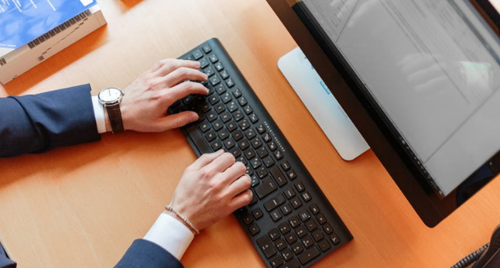 Jaga Kesehatan Mata dengan Mewaspadai Computer Vision Syndrome