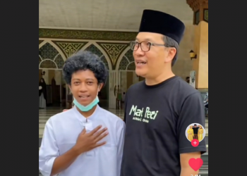 Biasa Merapikan Sandal Jemaah, Remaja ini ternyata Anak dari Pemilik Masjid Megah