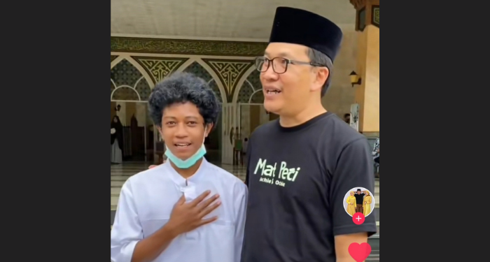 Biasa Merapikan Sandal Jemaah, Remaja ini ternyata Anak dari Pemilik Masjid Megah