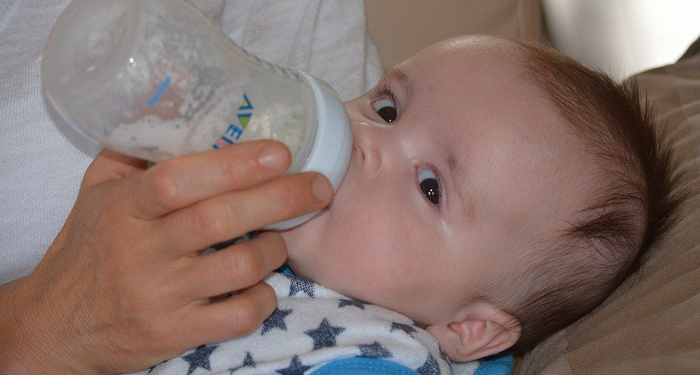 Cara Terbaik Memperkenalkan Botol kepada Bayi