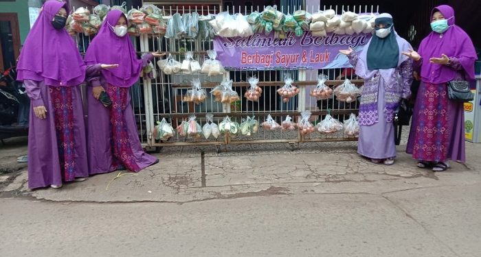 Warga Serbu Puluhan Paket Sayur dan Lauk saat Jumat Berkah Salimah Jatiasih