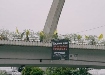 ACN Bentangkan Spanduk Protes Kebebasan Seksual di Pancoran