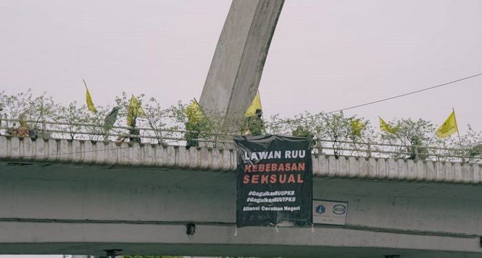 ACN Bentangkan Spanduk Protes Kebebasan Seksual di Pancoran