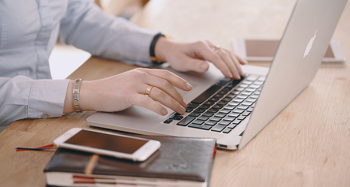 Mengatasi Jenuh dan Stres Saat Bekerja Di Kantor