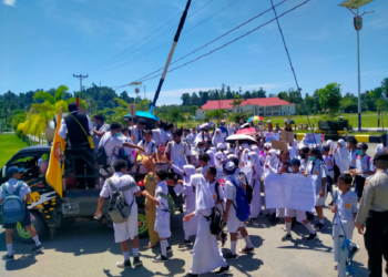 Temannya Menikah, Puluhan Siswa SMPN 01 Namrole Berdemo di KUA