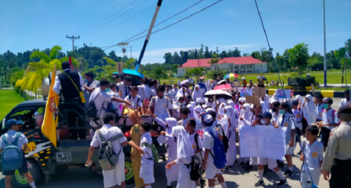 Temannya Menikah, Puluhan Siswa SMPN 01 Namrole Berdemo di KUA