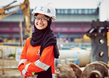 Insinyur Muslim Birmingham Rancang Jilbab APD Pertama