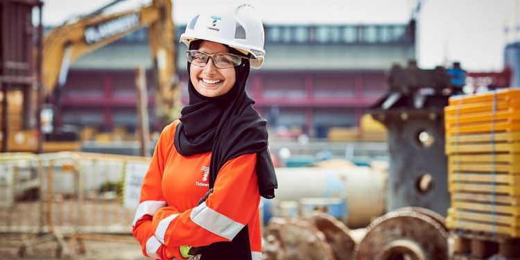 Insinyur Muslim Birmingham Rancang Jilbab APD Pertama