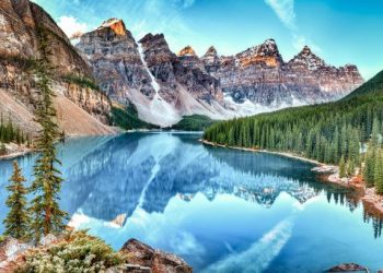 Banff Kanada Tawarkan Warna Biru Cemerlang dan Pemandangan yang Semarak