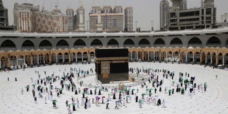 Saudi akan Batasi Izin Umrah bagi yang Menerima Dua Dosis Vaksin COVID-19