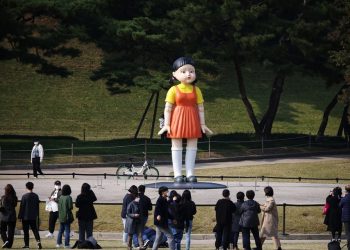 Boneka Raksasa Squid Game Hadir di Taman Kota Seoul