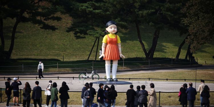 Boneka Raksasa Squid Game Hadir di Taman Kota Seoul
