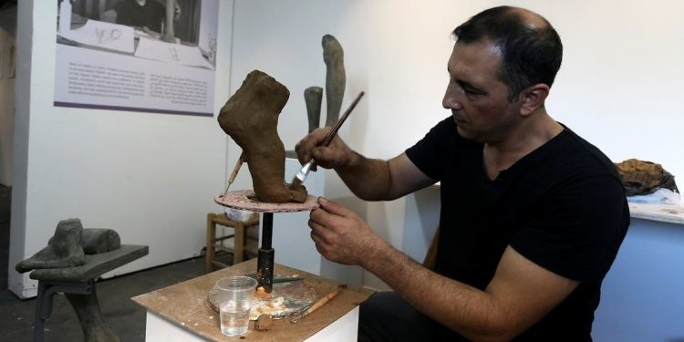 Seniman Gaza Hasilkan Karya Seni yang Terinspirasi oleh Orang Palestina yang Diamputasi