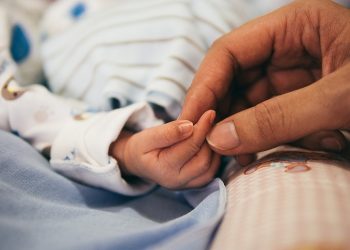 Ibu Baru Melahirkan Wajib Baca, Penyebab Postpartum Depression dan Pengobatannya