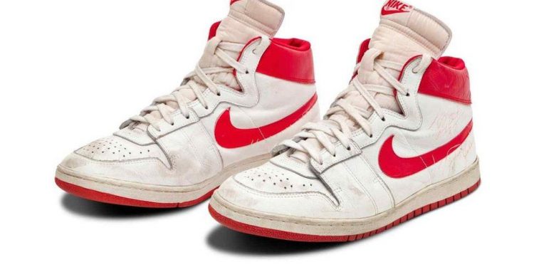 Sepatu Kets Bintang NBA Michael Jordan Terjual $1,5 Juta di Sotheby's