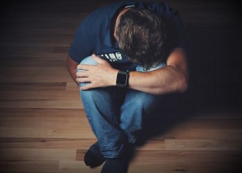 Tanda-tanda Orang yang Suka Menekan Emosinya