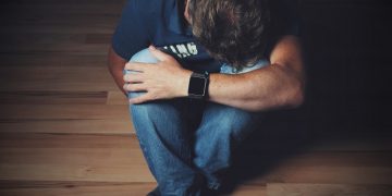 Tanda-tanda Orang yang Suka Menekan Emosinya