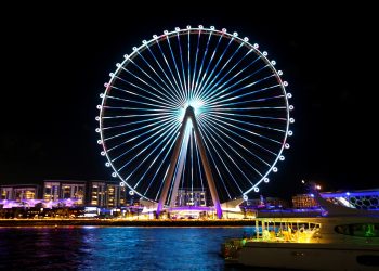 Roda Observasi Tertinggi di Dunia Dibuka dengan Pertunjukan Kembang Api