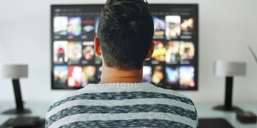 Hukum Mengunduh Film di Internet