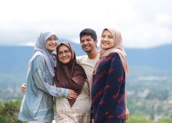 5 Potret Kedekatan Artis dengan Ibunya, Harmonis Banget