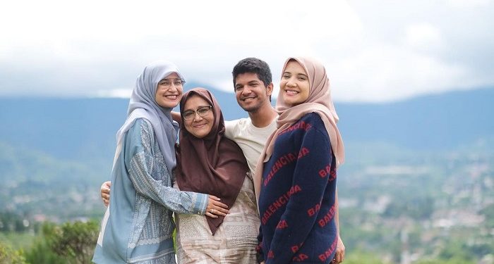 5 Potret Kedekatan Artis dengan Ibunya, Harmonis Banget