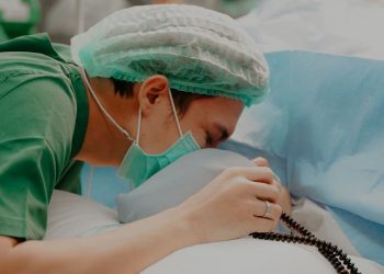 8 Momen Haru Artis Melahirkan Anak Pertama