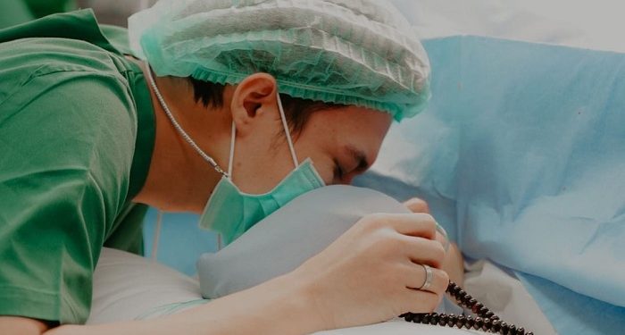 8 Momen Haru Artis Melahirkan Anak Pertama