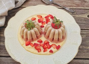 Resep Banana Strawberry Pudding dengan Saus Custard