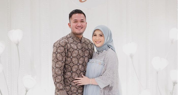 8 Potret Artis Berhijab yang Hamil dengan Pasangannya, Kompak dan Mesra