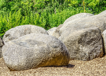 Lambaian Api Kemenangan yang Terpancar dari Batu Besar
