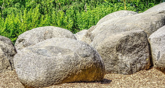 Lambaian Api Kemenangan yang Terpancar dari Batu Besar