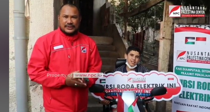 Kaki Kanan Harus Diamputasi, Seorang Anak di Palestina Bahagia Dapat Kursi Roda Elektrik dari NPC