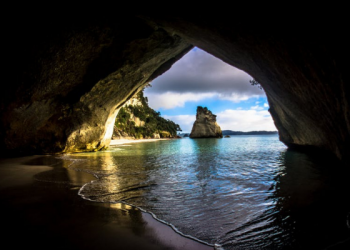 Tafsir Surat Al-Kahfi Ayat 18